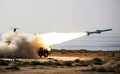 イラン海軍がホルムズ海峡（Strait of Hormuz）で行った軍事演習で発射される地対空ミサイル「Qader」（2012年1月1日撮影）。(c)AFP/JAMEJAMONLINE/EBRAHIM NOROOZI