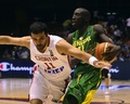 FIBAバスケットボール・ワールドカップ（FIBA Basketball World Cup 2014）、グループB、クロアチア対セネガル。クロアチアのクルノスラフ・シモン（Krunoslav Simon、左）をかわすセネガルのムハマンド・フェイ（Mouhammad Faye、2014年9月1日撮影）。(c)AFP/PIERRE-PHILIPPE MARCOU