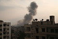 シリア首都ダマスカス近郊の東グータで、シリア政府軍とロシア軍による爆撃の後で煙が上がる住宅街（2018年1月6日撮影）。(c)AFP PHOTO / Ammar SULEIMAN