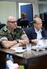 レバノンのバーブダで、イスラム過激派組織「イスラム国（IS）」の掃討作戦に関するブリーフィングに臨むミシェル・アウン大統領（右）とジョゼフ・アウン陸軍参謀長（2017年8月19日撮影）。(c)AFP/LEBANESE ARMY