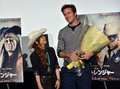 映画『ローン・レンジャー（The Lone Ranger）』のプロモーションのため来日中の米俳優アーミー・ハマー（Armie Hammer）が13日、都内で行われた来日記者会見に出席した。ハマーがジョニー・デップ（Johnny Depp）と共に主演を務め、ジェリー・ブラッカイマー（Jerry Bruckheimer）が製作として参加している同作は、8月2日から全国で公開される。会見には、天野ひろゆき（Hiroyuki Amano）と平愛梨（Airi Taira）も登場した（2013年5月13日撮影）。(c)AFP/Yoshikazu TSUNO