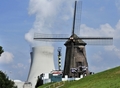 ベルギー・アントワープ（Antwerp）の北25キロにあるドール（Doel）原発（2012年8月9日撮影）。(c)AFP/GEORGES GOBET