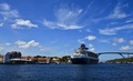 ベネズエラ沖合のカリブ海に浮かぶオランダ領のキュラソー（Curacao）島の風景。豪華客船が立ち寄る港町ウィレムスタット（Willenstad）にはカラフルな建物が立ち並び、海水浴やフライボードなどのマリンスポーツが楽しめる。

写真は、ウィレムスタット港に停泊したクルーズ船（2013年8月29日撮影）。(c)AFP/Luis Acosta