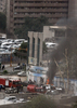 車両を使った自爆攻撃を受けたイラクの首都バグダッド（Baghdad）市の行政庁舎（2009年10月25日撮影）。(c)AFP/SABAH ARAR