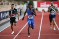 陸上、ダイヤモンドリーグ第1戦モナコ大会、男子200メートルで優勝したノア・ライルズ（中央、2020年8月14日撮影）。(c)Daniel Cole / POOL / AFP