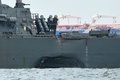 シンガポール沖合でタンカーと衝突し、損傷して穴ができた米海軍の駆逐艦「ジョン・S・マケイン」。シンガポールのチャンギ海軍基地沖で（2017年8月21日撮影）。(c)AFP/ROSLAN RAHMAN