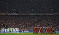 サッカー欧州チャンピオンズリーグ2013-14（UEFA Champions League 2013-14）準決勝第2戦、バイエルン・ミュンヘン（Bayern Munich）対レアル・マドリード（Real Madrid）。逝去したティト・ビラノバ（Tito Vilanova）氏に黙とうをささげる両チームの選手（2014年4月29日撮影）。(c)AFP/ODD ANDERSEN
