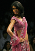 2007年9月9日、インド・ニューデリー市内で発表されたSwapan＆Seemaの08年春夏コレクション。(c)AFP/Manpreet ROMANA