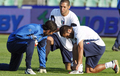 ストレッチを行う（左から）ジャンルイジ・ブッフォン（%%Gianluigi Buffon%%）、マルコ・マテラッツィ（%%Marco Materazzi%%）、ジェンナロ・ガットゥーゾ（%%Gennaro Gattuso%%）。(c)AFP/FERENC ISZA