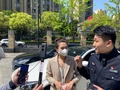 競売にかける自動車をライブ配信で紹介するキャスターと裁判所の職員（2020年4月28日撮影）。(c)Xinhua News