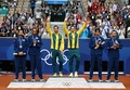 パリ五輪、テニス男子ダブルス。表彰式に臨む（左から）銀メダルを獲得した米国のオースティン・クライチェクとレジーブ・ラム、金メダルを獲得したオーストラリアのマシュー・エブデンとジョン・ピアーズ、銅メダルを獲得した米国のテイラー・フリッツとトミー・ポール（2024年8月3日撮影）。(c)Patricia DE MELO MOREIRA / AFP