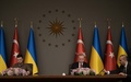 トルコ・イスタンブールで共同記者会見を行うレジェプ・タイップ・エルドアン大統領（中央）とウクライナのウォロディミル・ゼレンスキー大統領（左、2023年7月7日撮影）。(c)OZAN KOSE / AFP