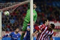 サッカースペイン国王杯（Copa del Rey 2013-14）準々決勝第1戦、アトレティコ・マドリード（Atletico Madrid）対アスレティック・ビルバオ（Athletic Bilbao）。シュートをセーブするアスレティック・ビルバオのGKイアゴ・エレリン（Iago Herrerin、2014年1月23日撮影）。(c)AFP/JAVIER SORIANO