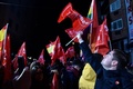 スペイン総選挙の結果を受け、首都マドリードで社会労働党（PSOE）の勝利を祝う支持者たち（2019年11月10日撮影）。(c)PIERRE-PHILIPPE MARCOU / AFP