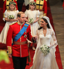 ロンドン（London）ウェストミンスター寺院（Westminster Abbey）で結婚式を挙げ、同寺院を後にするウィリアム王子とキャサリン妃（Kate, Duchess of Cambridge、2011年4月29日撮影）。(c)AFP/DAVID JONES