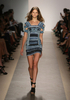 米・ニューヨーク市内で発表されたエルベ・レジェ バイ マックスアズリア（Herve Leger By Max Azria）の10年春夏コレクション（2009年9月13日撮影）。(c)AFP/Getty Images/Kristian Dowling