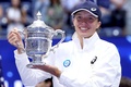全米オープンテニス、女子シングルス決勝。トロフィーを手にポーズをとるイガ・シフィオンテク（2022年9月10日撮影）。(c)Matthew Stockman/Getty Images/AFP