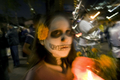 メキシコの首都メキシコ市（Mexico City）で、「死者の日（Day of the Dead）」をがい骨のメークで祝う少女（2008年10月31日撮影）。(c)AFP/Alfredo Estrella