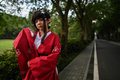 中国・湖北省武漢の東湖そばで、写真撮影をする女性（2020年8月5日撮影）。(c)Hector RETAMAL / AFP
