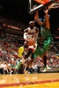 12-13NBA、マイアミ・ヒート（Miami Heat）対ボストン・セルティックス（Boston Celtics）。ボストン・セルティックスのクリス・ウィルコックス（Chris Wilcox、右）をかわしパスを狙うマイアミ・ヒートのレブロン・ジェームズ（LeBron James、2013年4月12日撮影）。(c)AFP/Getty Images/NBAE/Issac Baldizon