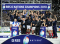 ラグビーシックスネイションズ（%%Six Nations Rugby 2010%%）第5週、フランス対イングランド。試合はフランスが12-10で勝利し、6年ぶりのグランドスラム（全勝優勝）を飾った。写真は優勝を飾り、表彰式で喜ぶフランスの選手。（2010年3月20日撮影）(c)AFP/FRANCK FIFE