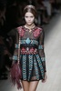 フランス・パリ市内で発表された「ヴァレンティノ（VALENTINO）」14年春夏コレクション（2013年10月1日撮影）。(c)AFP/PATRICK KOVARIK