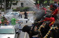 タイでは旧暦の元旦にあたる13日を前後し、旧正月の水かけ祭り「ソンクラーン（Songkran）」が行われている。写真はアユタヤ（Ayutthaya）県で11日に行われたソンクラーンで、外国人観光客に水をかけるゾウ（2011年4月11日撮影）。(c)AFP/PORNCHAI KITTIWONGSAKUL