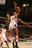 ゴール下に切り込むロケッツのラファー・アルストン（%%Rafer Alston%%、手前）。(c)AFP/Getty Images/NBAE/Bill Baptist