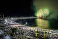 ブラジル・リオデジャネイロのコパカバーナビーチで行われた年越しイベントで打ち上げられた花火（2022年1月1日撮影）。(c)DANIEL RAMALHO / AFP