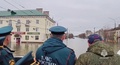 被災地の様子を確認する救助隊。ロシア南部オルスクで。ロシア非常事態省が公開した動画からの静止画（2024年4月6日撮影、7日公開）。(c)HANDOUT / RUSSIAN EMERGENCIES MINISTRY / AFP