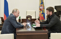 ロシア・モスクワ郊外の大統領公邸で、ウラジーミル・プーチン大統領（左）と会談するチェチェン共和国のラムザン・カディロフ首長（2019年8月31日撮影、資料写真）。(c)Alexey NIKOLSKY / Sputnik / AFP
