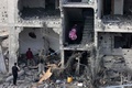 イスラエル軍の爆撃で大破した建物から家財道具を拾い集める住民。パレスチナ自治区ガザ地区で（2023年11月11日撮影）。(c)SAID KHATIB / AFP