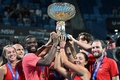 テニス、男女混合国別対抗戦「ユナイテッドカップ」決勝、米国対イタリア。優勝を飾り、トロフィーを掲げて喜ぶ米国の選手ら（2023年1月8日撮影）。(c)Saeed KHAN / AFP