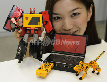 ロボット玩具からUSBハブに変形、タカラトミーの「ブロードブラスト