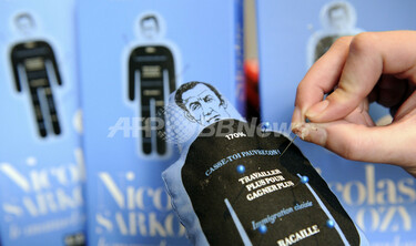 サルコジ大統領らの「のろいの人形」セット発売、パリ 写真9枚