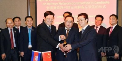 中国、カンボジア鉄道建設の覚書調印