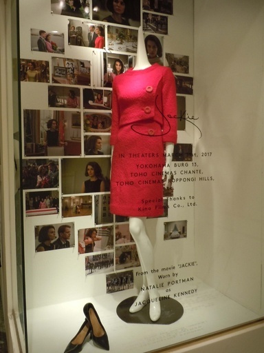 「バーニーズ ニューヨーク」で映画「ジャッキー」の衣装展示