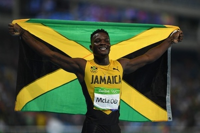 マクリオド、完璧な走りで110mハードルの金メダル獲得