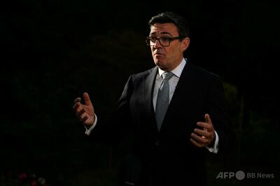 英首相、反不法移民デモ受け「毒の政治」批判