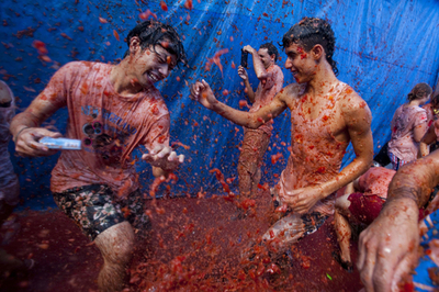 街も人も真っ赤！スペインのトマト祭り「トマティーナ」