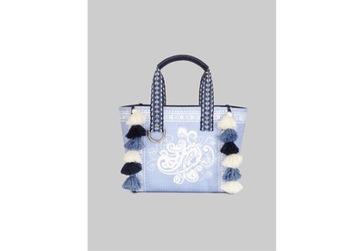 「エトロ」パステルブルーの春夏カプセルコレクション