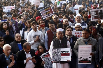 インド市民権法デモ、死者24人に 拡大に歯止めかからず