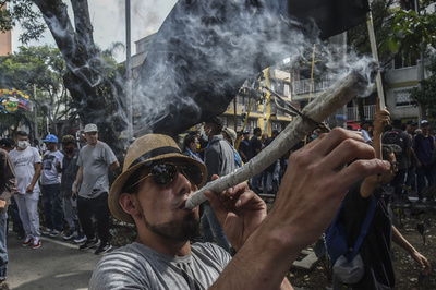 マリフアナ愛好家ら、合法化求め集会 コロンビア