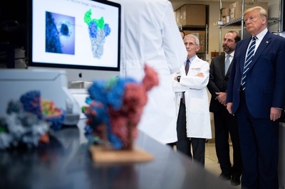 米の新型コロナ感染者900人超に、急増の影に検査の後れ