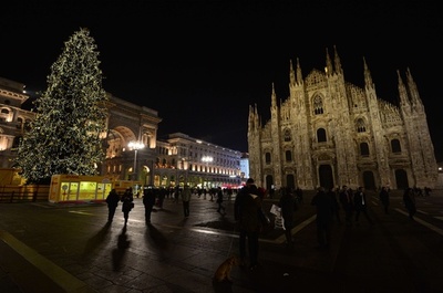 大聖堂前広場を彩るクリスマスツリー、伊ミラノ