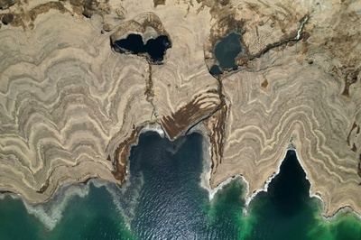 まるで月面 干上がった死海の表面 イスラエル