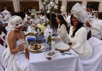 米ニューヨークで「白い宴」、全身白で優雅にディナー