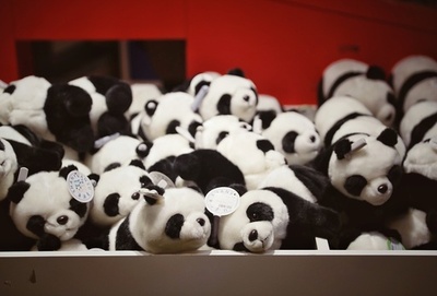 中国で「パンダブーム」、三万円超のパンダのぬいぐるみも売れ行き好調