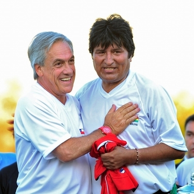 サッカー好きのボリビア大統領、ファウル行為受け負傷 すぐに報復