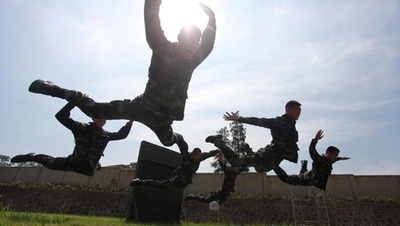 武装警察官が「酷暑トレーニング」 体力の限界に挑戦